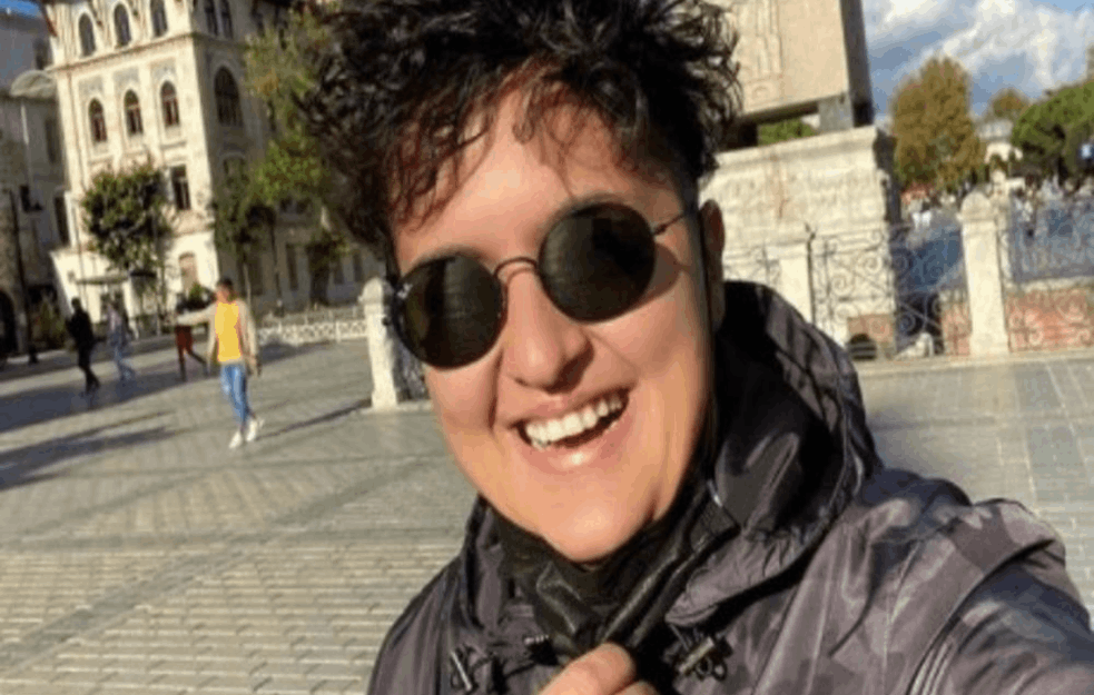 ONA VEĆ SLAVI NOVU GODINU: Marija Šerifović okitila jelku i ZAGRLILA NJEGA! (FOTO)